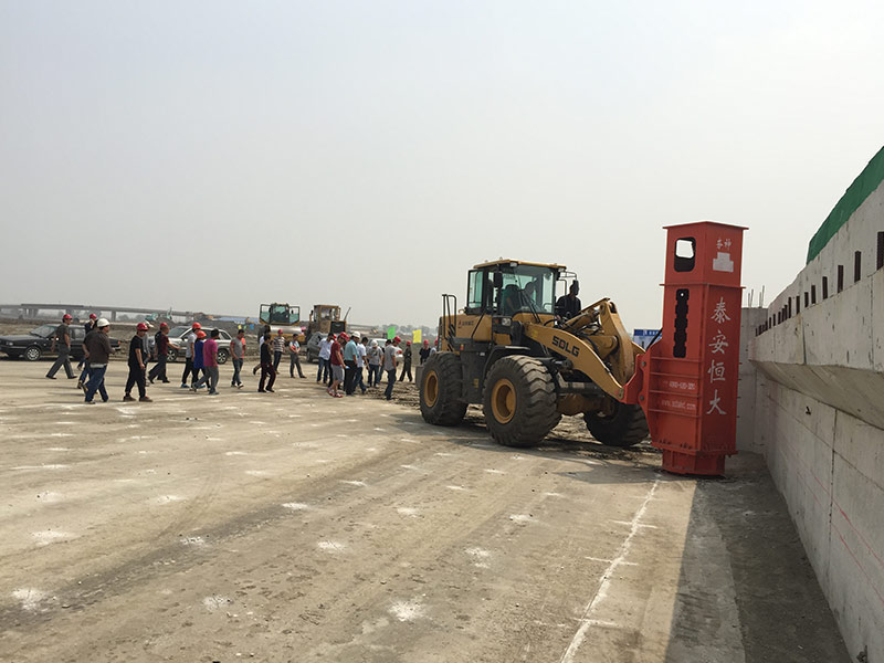 裝載機(jī)夯實(shí)機(jī) 裝載機(jī)夯實(shí)機(jī)